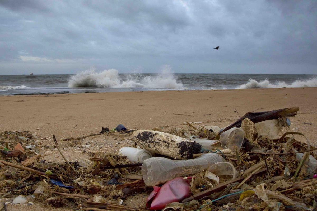mares amenzados oceanos plasticos basura