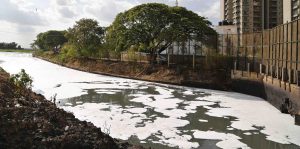 Espuma toxica de la contaminacion industrial flota en el Lago Bellundur en Bangalore India