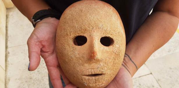 mascara de piedra de 9 mil años