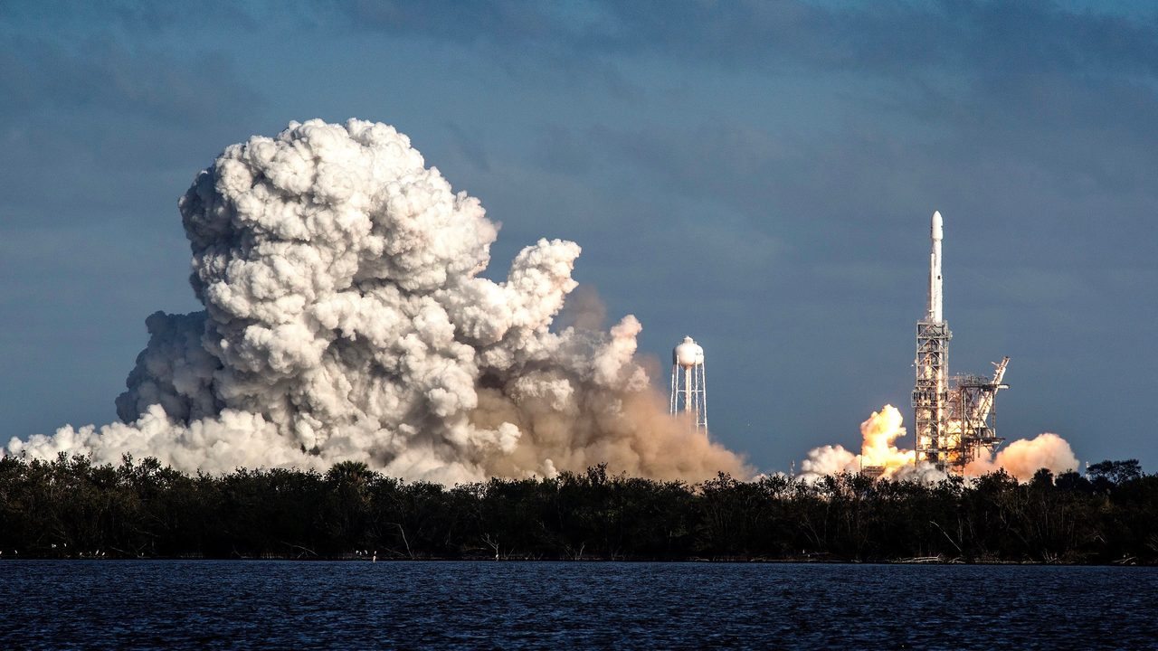 Despegue cohete Falcon Heavy desde Cabo Kennedy Florida EEUU