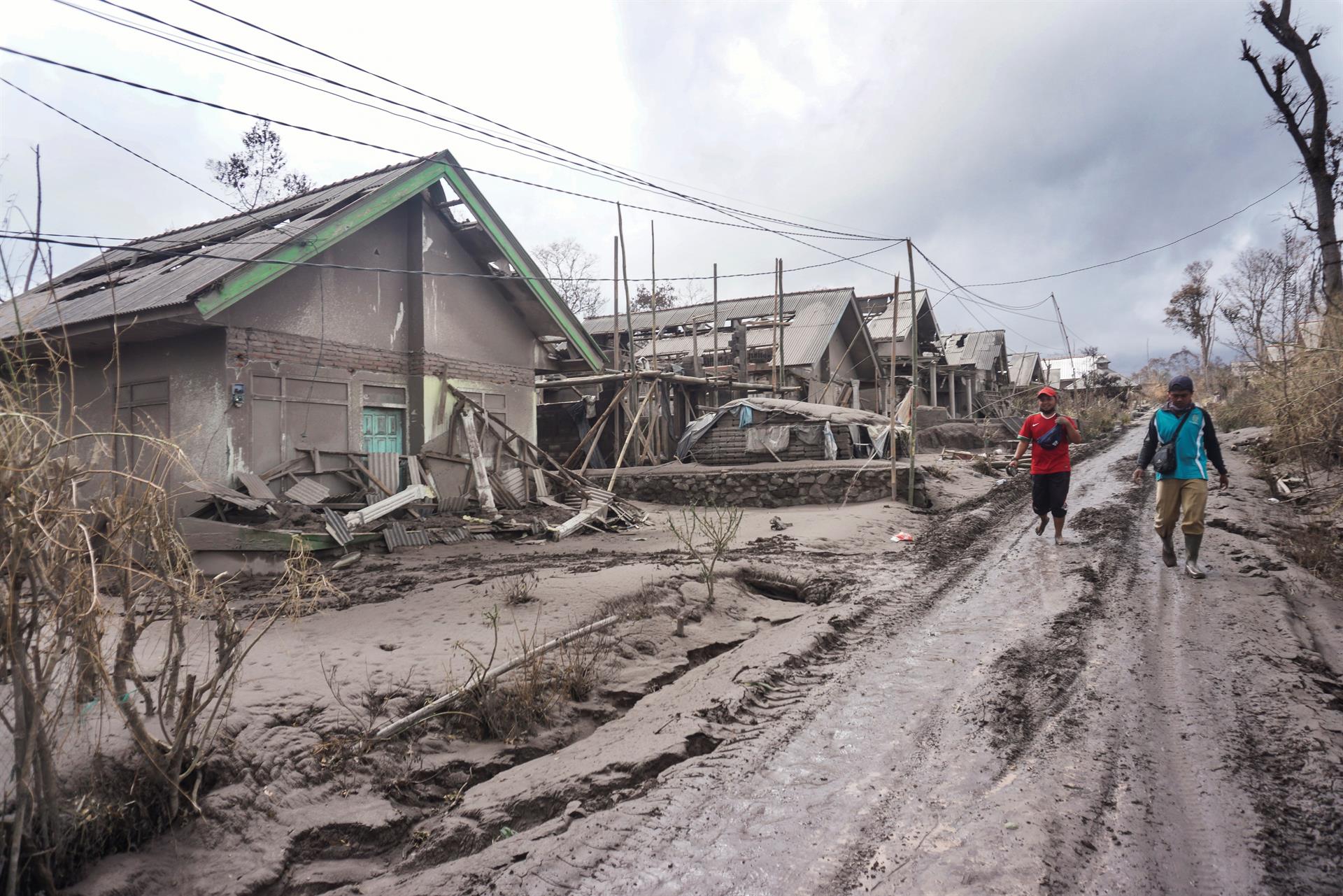 La erupción de un volcán en Indonesia deja 15 muertos y 27 desaparecidos